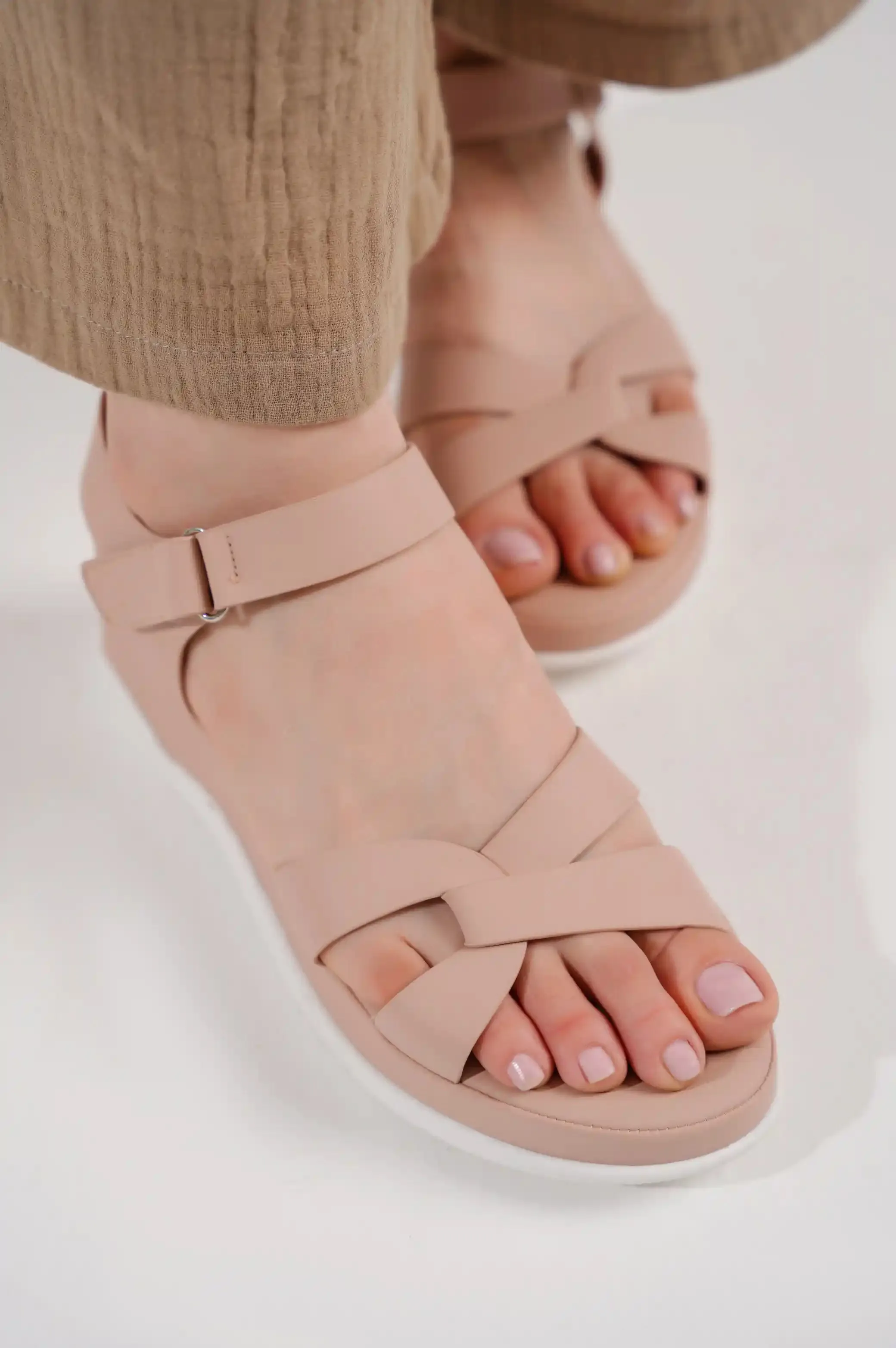 CRISS-CROSS SANDAL