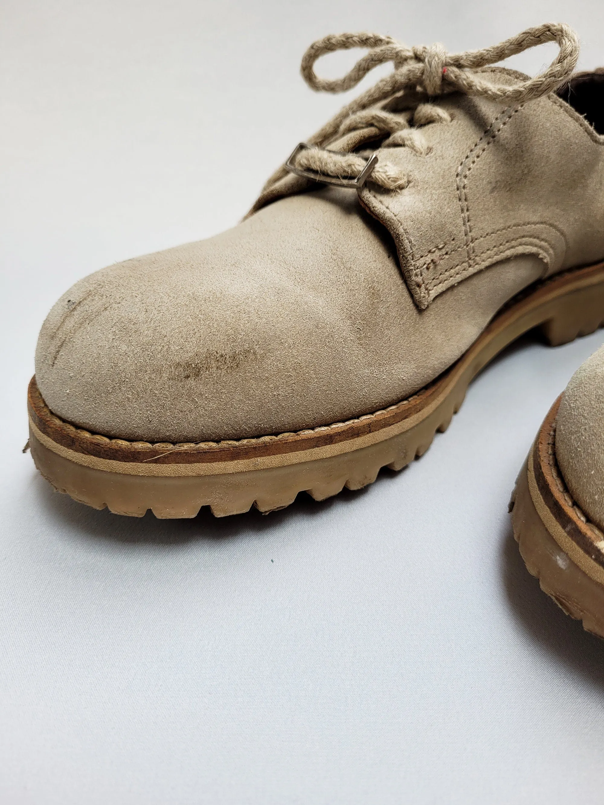 Vintage 90s beige suede chunky tie up shoes