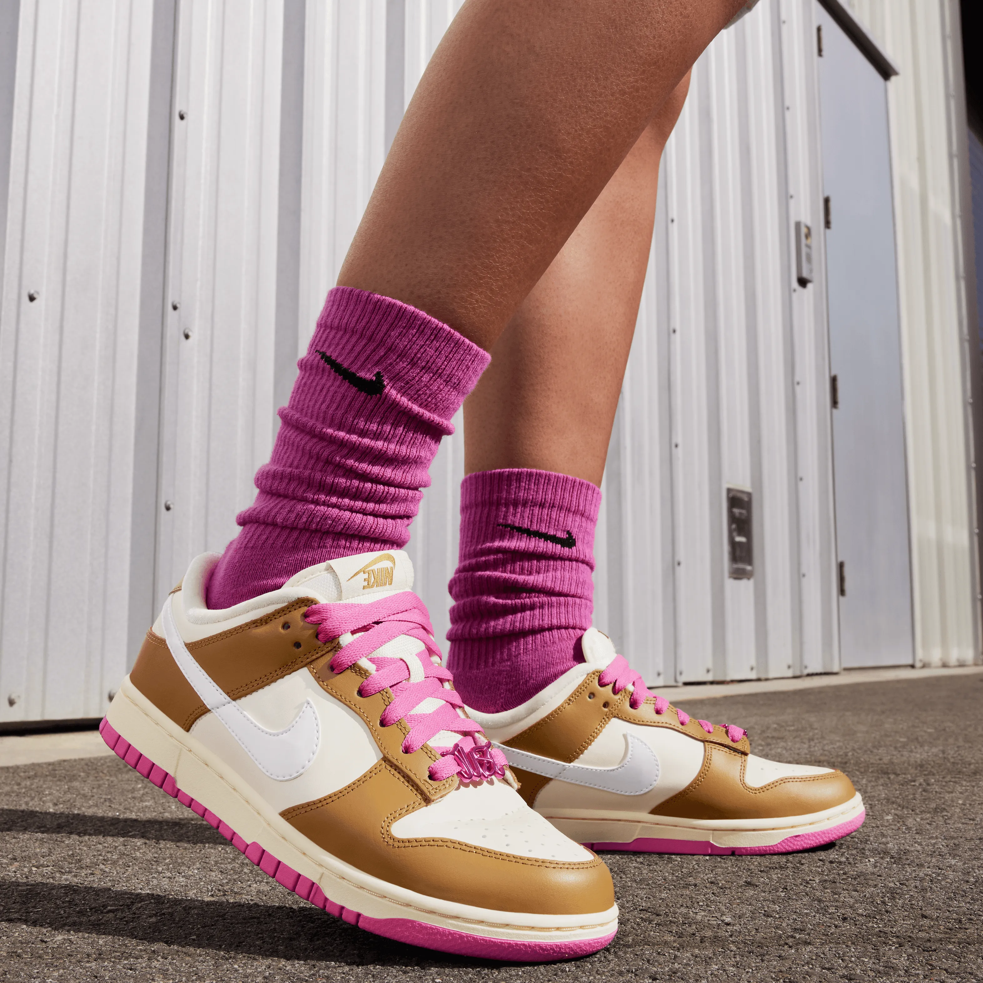 Women's Dunk Low SE "Just Do It Bronzine Playful Pink"